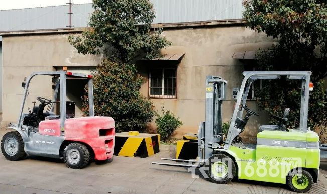 “東方紅”叉車出口科威特