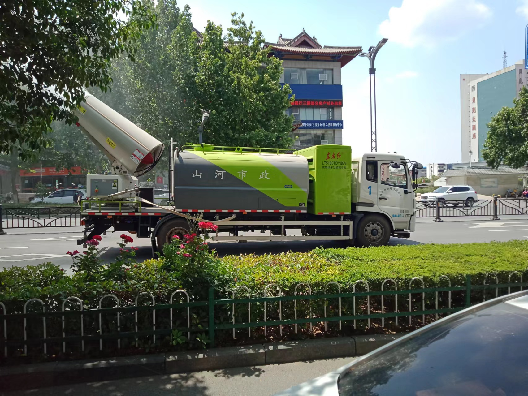 東方紅牌純電動抑塵車助力縣域環(huán)境潔凈