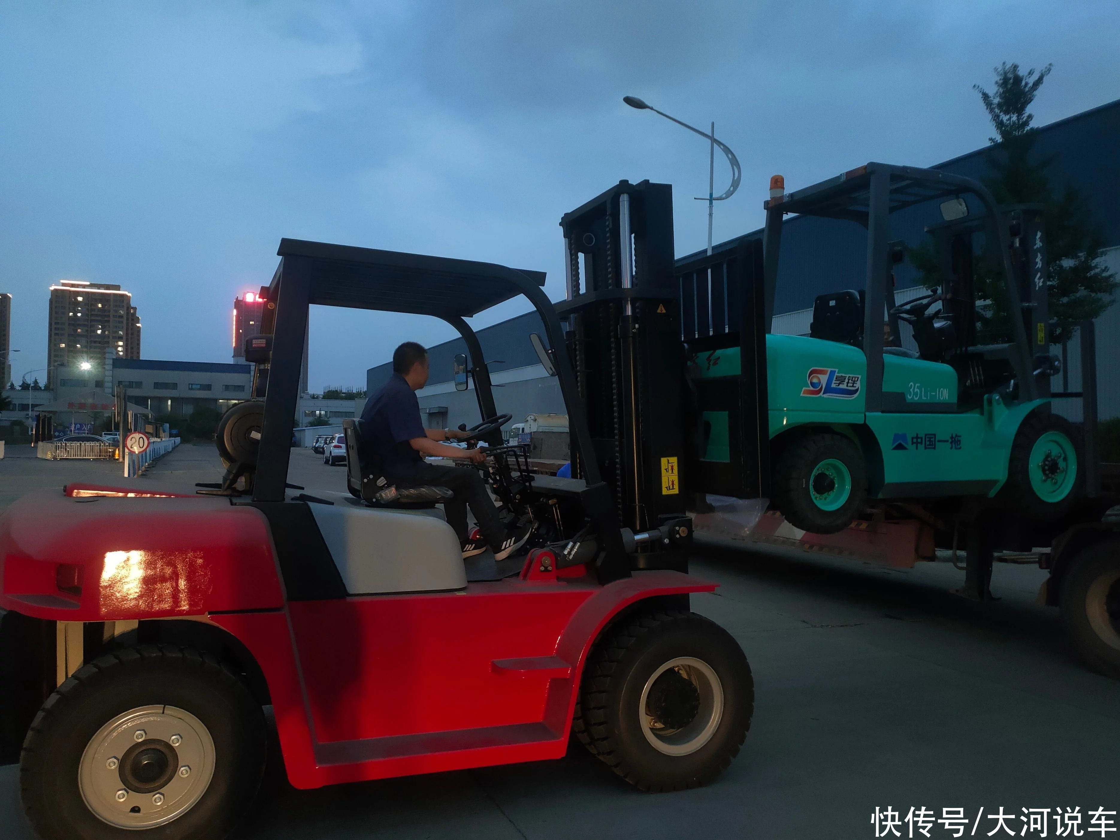 搭載鈦酸鋰電池,東方紅CPD型3.5t叉車交付用戶