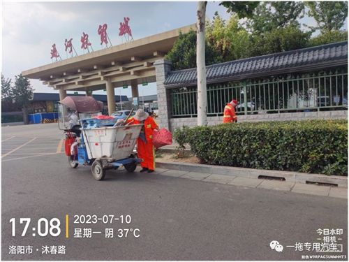 戰(zhàn)高溫 灑汗水 一拖環(huán)衛(wèi)人堅(jiān)守工作一線
